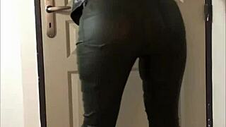 Yo, see this French amateur in leather pants and stockings?