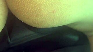 follando desconocida en público detrás del carro. termina dentro de su culo.