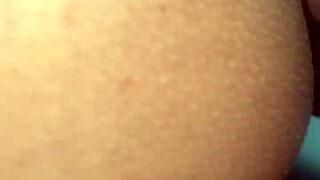 follando desconocida en público detrás del carro. termina dentro de su culo.