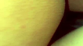 follando desconocida en público detrás del carro. termina dentro de su culo.