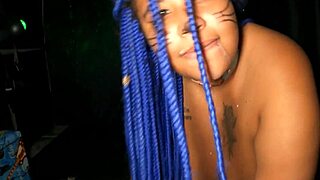 تشرب لبن وتلعب بتلك الطيز الهائلة