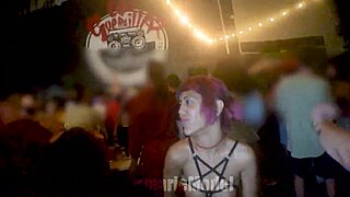 Молодая волосатая цыпочка танцует публично с вывалившимися сосками и подглядом