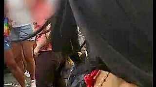 Молодая волосатая цыпочка танцует публично с вывалившимися сосками и подглядом