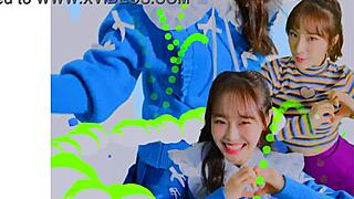 Loona doet hulahoop in hun muziekvideo.