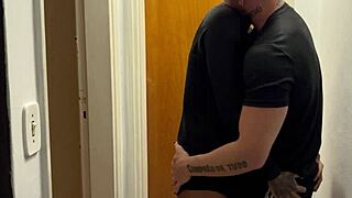 Jovens Se Pegando São Flagrados Por Câmera De Prédio