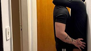 Jovens Se Pegando São Flagrados Por Câmera De Prédio