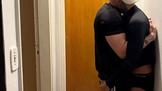 Jovens Se Pegando São Flagrados Por Câmera De Prédio