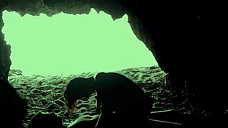 På stranden, gemt i en hule - vil du slutte dig til os for sjov?