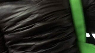 Tocando A Jaqueta De Nylon Marrom Da Gordinha Pt 1