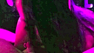 Ze poetst de lullen schoon met haar gulzige mond