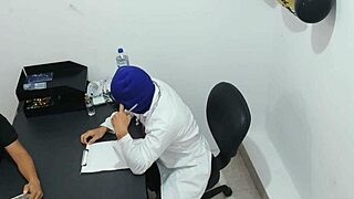 Maskirani doktor zavodi sestra za seks u kancelariji uprkos kašnjenju na žurku