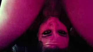 Ze poetst de lullen schoon met haar gulzige mond