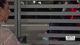 Policial Invade Uma Festa E Flagras Duas Novinhas Transando