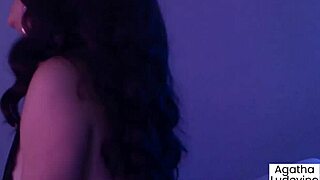 Policial Invade Uma Festa E Flagras Duas Novinhas Transando