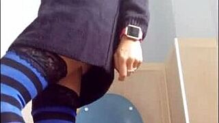 Rökhet brunett babe poserar i kjol