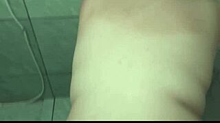 Жена стонет от траха в большую жопу в хентай ванне!