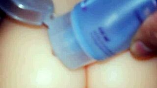 Zkouším silikonovou hračku na tom velkém zadku!