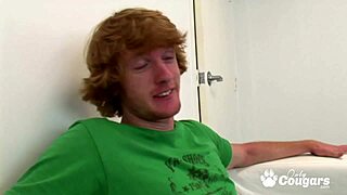 Rebecca Lane drzno pokaže svoje debele ukrivljene sise