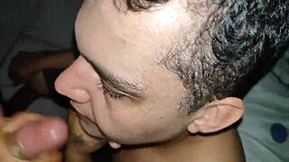 leite na boca em narrativa gay intensa