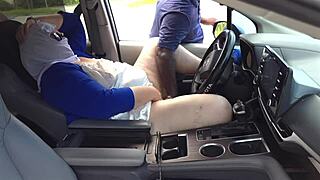 Поймана в машине, дрочу себе в сексуальном платье без трусов. Рискованная BBW отсасывает незнакомцу на улице!