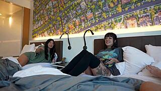 Kız arkadaş üvey kız kardeş Effy ve Cami ile yakalandı