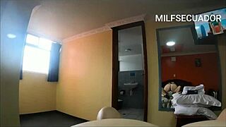 Le Digo A Mi Marido Que Iré A Hacer Las Uñas Pero Al Final Voy A Ver A Mi Amante Jovencito Que Ya Tiene 19 Años