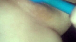 Me encanta mojarme con Kona en vibrador profundo y extremo de cerca