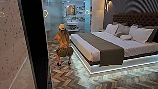 Pillé a Mi Mejor Amiga Haciendo Sentadillas y Luego Follamos Porque Ella Quería Ayudarme con Mi Erección