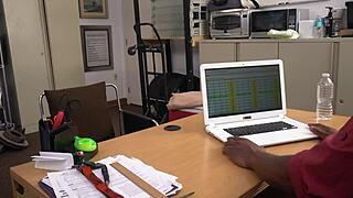 Gostosa Branca Sente a Buceta Furada em Quatro por Diretor