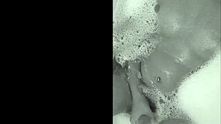 Brincando Na Banheira Com Amigos Brasileiros Em Momentos Sensuais E Divertidos.