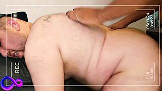 Deux mecs en baise bareback passionnée dans la chambre