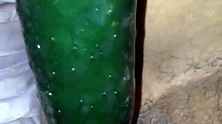 Claudia y su pepino masturbating as a prostitute