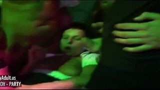 Gangbang en vuistneuken met enorme tieten