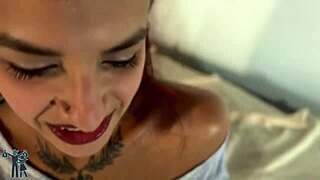 Meine latina brünette Nachbarin im Doggy-POV übergebeugt, nimmt Monsterschwanz ohne Gummi