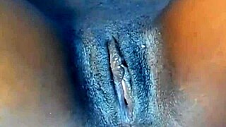 Обманывающая карибская девчонка пробует порно с миниатюрным эбони-телом и анальным монстр-членом