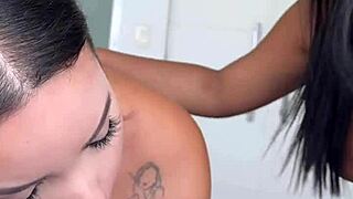 gostosa asiática traz amiga pro primeiro ménage, negão gozou nas duas 😜