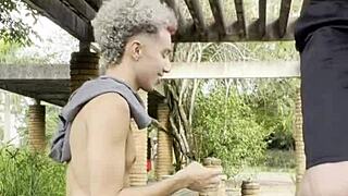 ねえ、広場で男たちが野外ガンガンやってるの見たい？