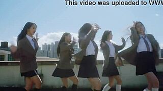 NewJeans performs Ditto on side A