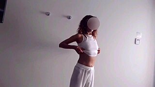 فتاة فرنسية نحيفة تنيك مع مكسيكي سمين في الغرفة