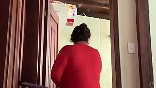 Komşum Banyoda Yakalanıyor, Şirin MILF İç Boşaltmasıyla Bitiyor