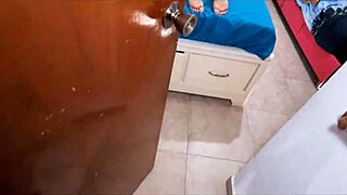 Padrastro interrumpe en la habitaciond e hijastra solo para romperle el co�o y crempie en el culo