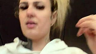 sapatona fica com tesão na academia vendo camisas transparentes com bicos duros, quer ver mais?