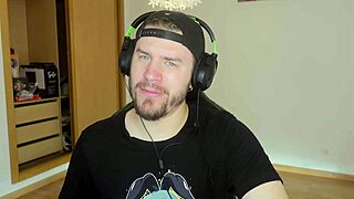 Spider-verse cosplay leads to uncensored creampie in hentai