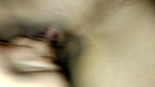 rica acabada de los dos mojando todo con juguetes y squirting