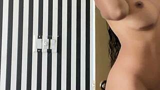 Sexy Latina Chica Desnuda Stripping!