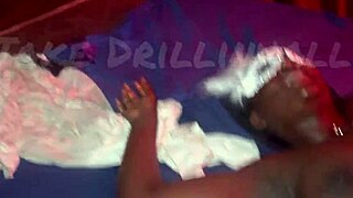 Trojka s kámoškou uspokojuje africké kurvy masivním výstřikem na prdel