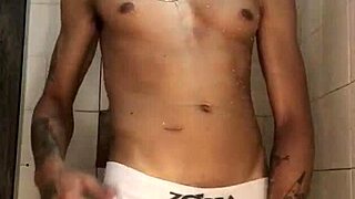 novinho do pau grosso batendo punheta no chuveiro banho