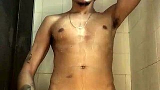 novinho do pau grosso batendo punheta no chuveiro banho