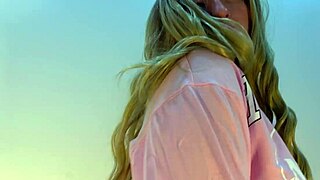 Sexy big-ass babe works her tight pussy solo with intense gaping.