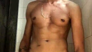 novinho do pau grosso batendo punheta no chuveiro banho